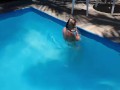 A Candy tirando uma panca na piscina