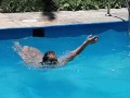 A Candy tirando uma panca na piscina