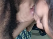 Mi novia me chupa mi gran polla y mis testículos y luego me cabalga como una perra