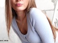 Кошечка Элли Мур отдалась парню на стройке, отсосала его член и проглотила сперму