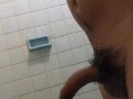 Jalandomela con jabón y agua en la ducha 
