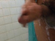 Jalandomela con jabón y agua en la ducha 