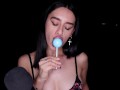 ASMR - CHUPANDO SUCIAMENTE UNA ENORME PALETA