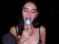 ASMR - CHUPANDO SUCIAMENTE UNA ENORME PALETA