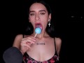 ASMR - CHUPANDO SUCIAMENTE UNA ENORME PALETA