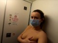 Эксгибиционистка Miss4motivated шалит в туалете самолета