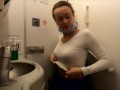 Эксгибиционистка Miss4motivated шалит в туалете самолета
