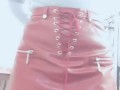 日本人女性がタイトな服を脱い