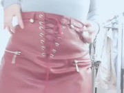 日本人女性がタイトな服を脱い