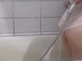 Большая грудь В Мокрой Белой рубашке в душе