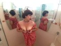 Pinup babe non ha mutandine davanti allo specchio Retro Vintage Cameriera nuda Casalinga