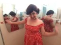 Pinup babe non ha mutandine davanti allo specchio Retro Vintage Cameriera nuda Casalinga