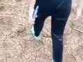 Caminando con MILF por la finca mostrando su cola al aire libre