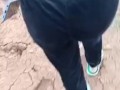 Caminando con MILF por la finca mostrando su cola al aire libre