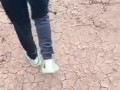 Caminando con MILF por la finca mostrando su cola al aire libre