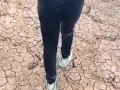 Caminando con MILF por la finca mostrando su cola al aire libre