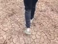 Caminando con MILF por la finca mostrando su cola al aire libre