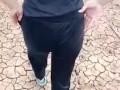Caminando con MILF por la finca mostrando su cola al aire libre