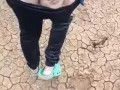 Caminando con MILF por la finca mostrando su cola al aire libre