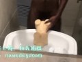 Black boy in quarantine in Shanghai finds himself a toy companion老黑在上海隔离时找到了玩具伴侣