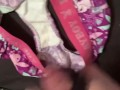 Elle ouvre mon caleçon pour avoir du sperme dans sa culotte