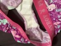 Elle ouvre mon caleçon pour avoir du sperme dans sa culotte