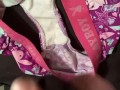 Elle ouvre mon caleçon pour avoir du sperme dans sa culotte