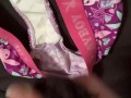 Elle ouvre mon caleçon pour avoir du sperme dans sa culotte
