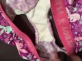 Elle ouvre mon caleçon pour avoir du sperme dans sa culotte