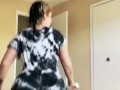 WHITE GIRL TWERKING WITH FAT ASS