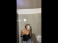 Mi novia me manda video en el baño de una discoteca