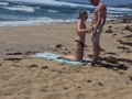 Fille qui bronze seins nus se fait baiser à la plage sur le sable, Naemyia