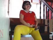 Velma looking for traces of a crime SCOOBY DOO! Scooby Doo where are you?