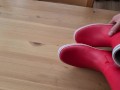 Cumming on her red rubberboots