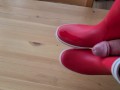 Cumming on her red rubberboots