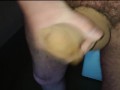 Nylonschwanz beim Porno wichsen