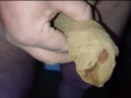 Nylonschwanz beim Porno wichsen