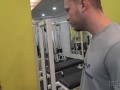 HUNT4K Nettes Mädchen anstatt zu trainieren hat Sex im Fitnessstudio mit einem reichen Jäger