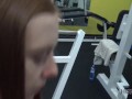 HUNT4K Nettes Mädchen anstatt zu trainieren hat Sex im Fitnessstudio mit einem reichen Jäger