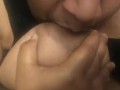 J’adore me faire téter les mamelle