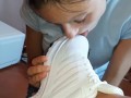 Мои кроссовки такие белые, потому что их облизывает моя девушка - lesbian_illusion