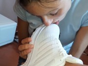Мои кроссовки такие белые, потому что их облизывает моя девушка - lesbian_illusion