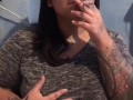 Latina Tatuada Fumando mientras muestra las Tetas