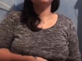 Latina Tatuada Fumando mientras muestra las Tetas