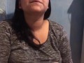 Latina Tatuada Fumando mientras muestra las Tetas
