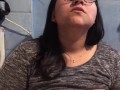 Latina Tatuada Fumando mientras muestra las Tetas