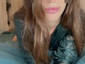 Une MILF bien chaude en manque de bite joue avec des sucettes dans ses deux orifices