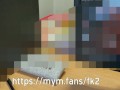 Une secrétaire en manque de queue se détruit la chatte au boulot pendant la pause déjeuner