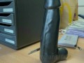 Une secrétaire en manque de queue se détruit la chatte au boulot pendant la pause déjeuner