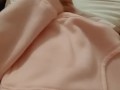 Nadržený 18-letý chlapec po probuzení masturbuje v růžovém svetru